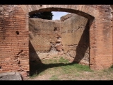 04054 ostia - regio i - insula vii - caseggiato dei misuratori del grano (i,vii,1-2) - 1. raum - westende - 09-2023.jpg